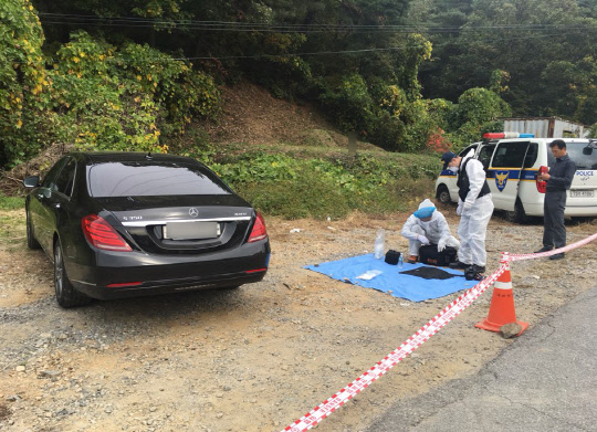 윤송이 엔씨소프트 사장 부친 사건 현장      (서울=연합뉴스) 윤송이 엔씨소프트 사장의 부친이자 김택진 대표의 장인이 양평군의 자택 인근에서 숨진 채 발견된 26일 경찰이 사건 현장을 감식하고 있다.  2017.10.26   [독자제공=연합뉴스]      photo@yna.co.kr  (끝)